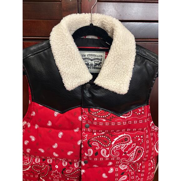 NWT Levis Mens Puffer Vest Red Bandana Faux Leather Sherpa Collar Western Size M - Picture 3 of 12